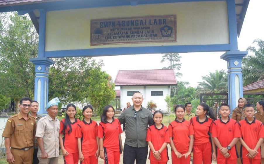Pastikan Pendidikan Berkualitas Hingga Pelosok, Bupati Alex Sambangi SMP 4 Sungai Laur