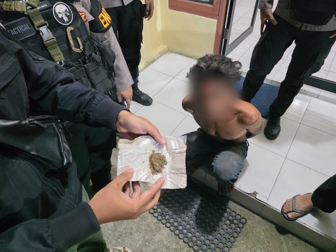 Diduga Sedang di Bawah Pengaruh Miras, Pria di Pontianak Tantang Polisi yang Ingin Menangkapnya