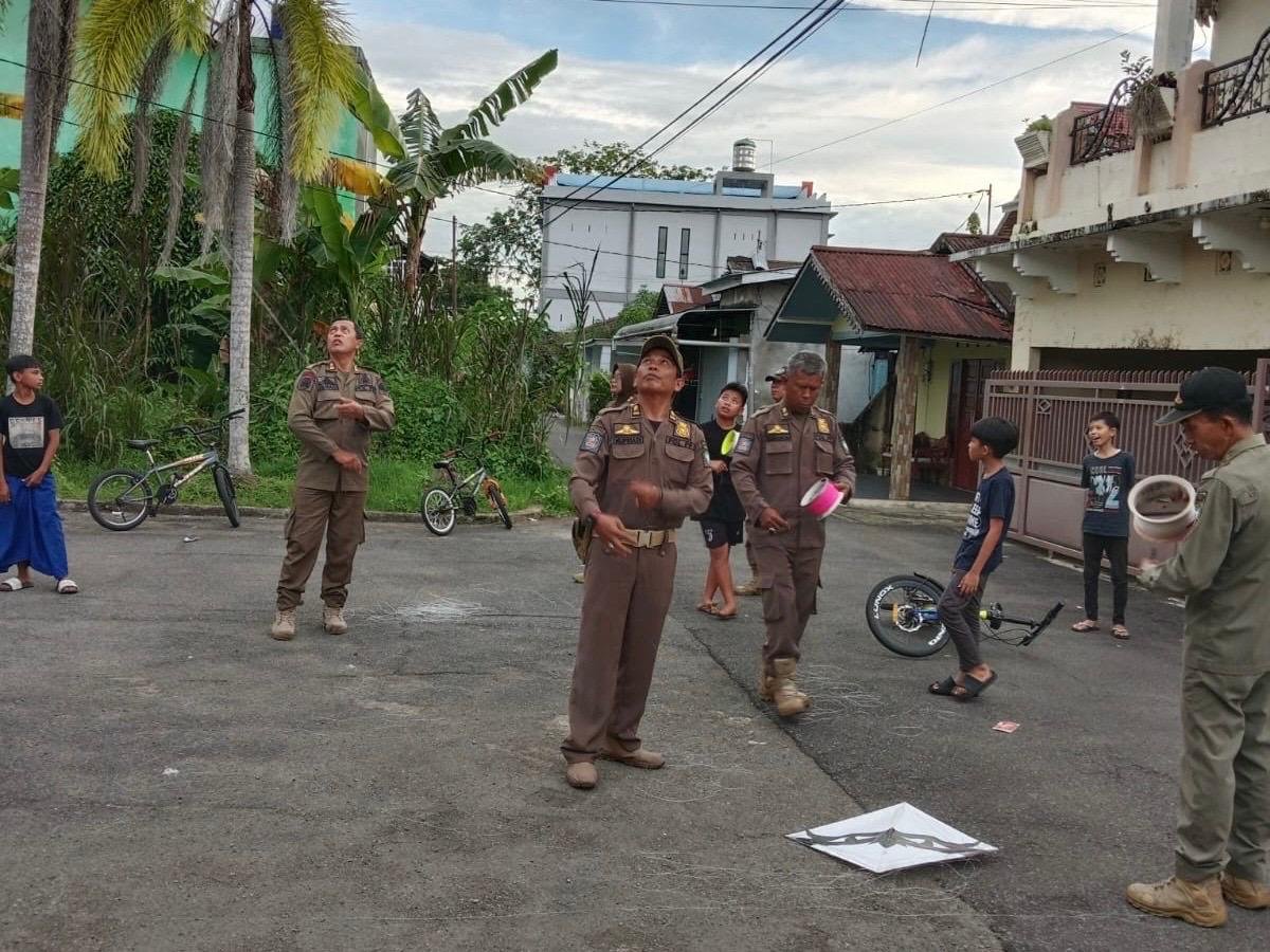 Main Layangan di Pontianak Didenda Rp 500 Ribu