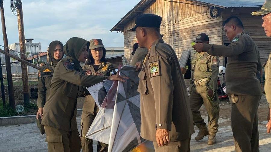 Satpol PP Pontianak Tertibkan Puluhan Layangan di Jalan Karet