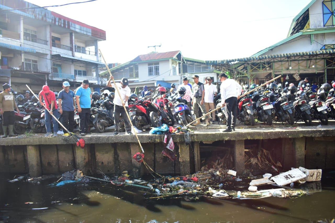 Bersihkan Parit Tokaya, Edi Ajak Warga Peduli Lingkungan