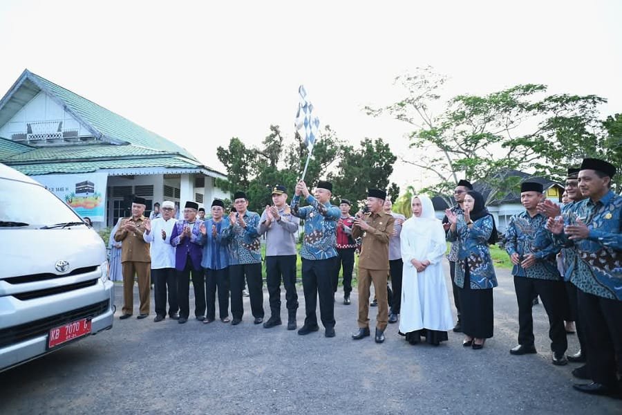 Bupati dan Wakil Bupati Ketapang Lepas 244 Calon Jemaah Haji