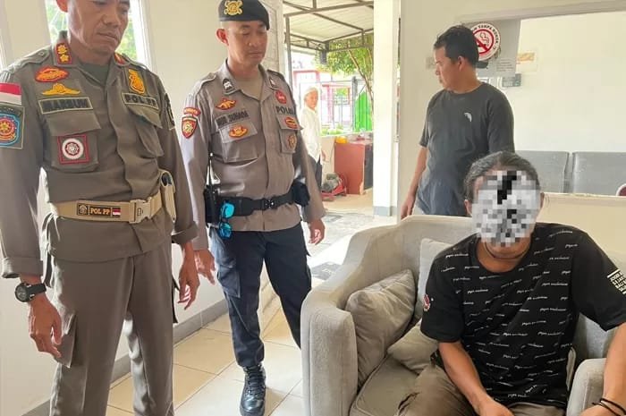 Pria Misterius Bongkar Papan Gedung Tua di Samping Rumdin Wagub Kalbar