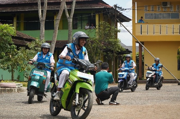 Motor Bensin Disulap Jadi Listrik, Siswa SMK Antusias Jajal Hasil Konversi PLN