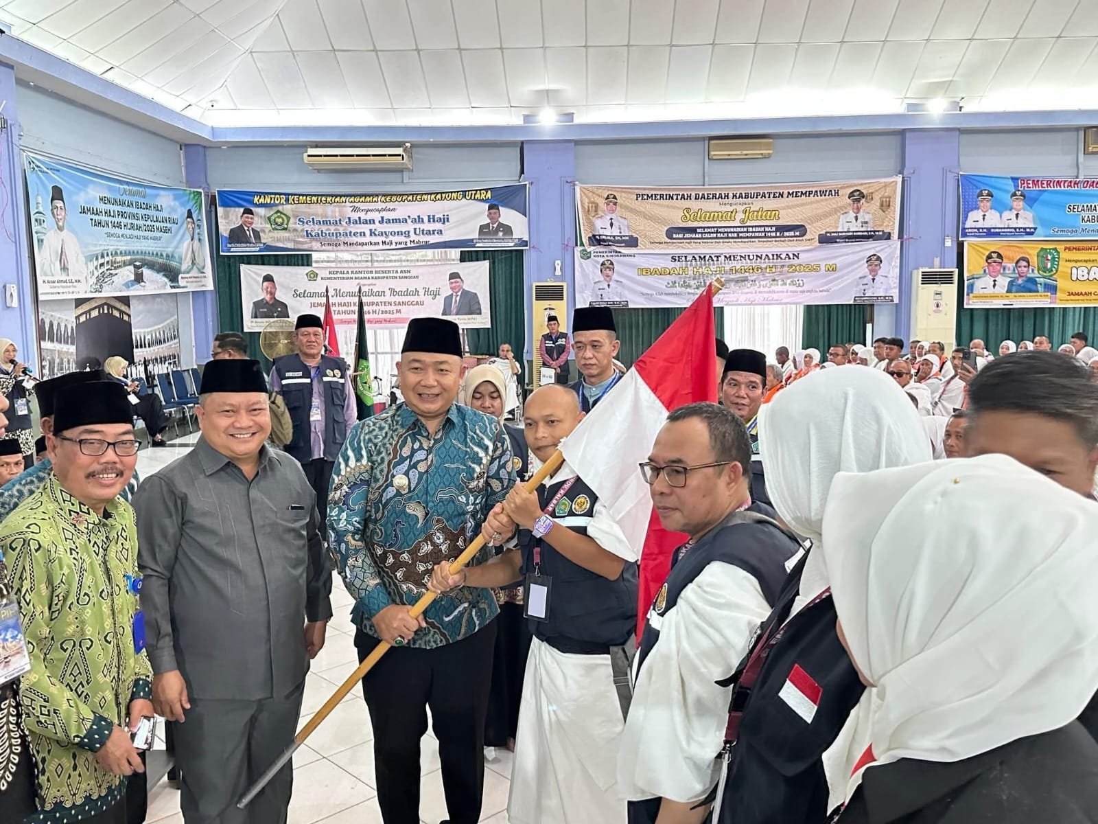 Pelepasan Jemaah Haji Kloter 25, Bupati Alex dan Wabup Jamhuri Dampingi Sampai Bandara Hang Nadim Batam