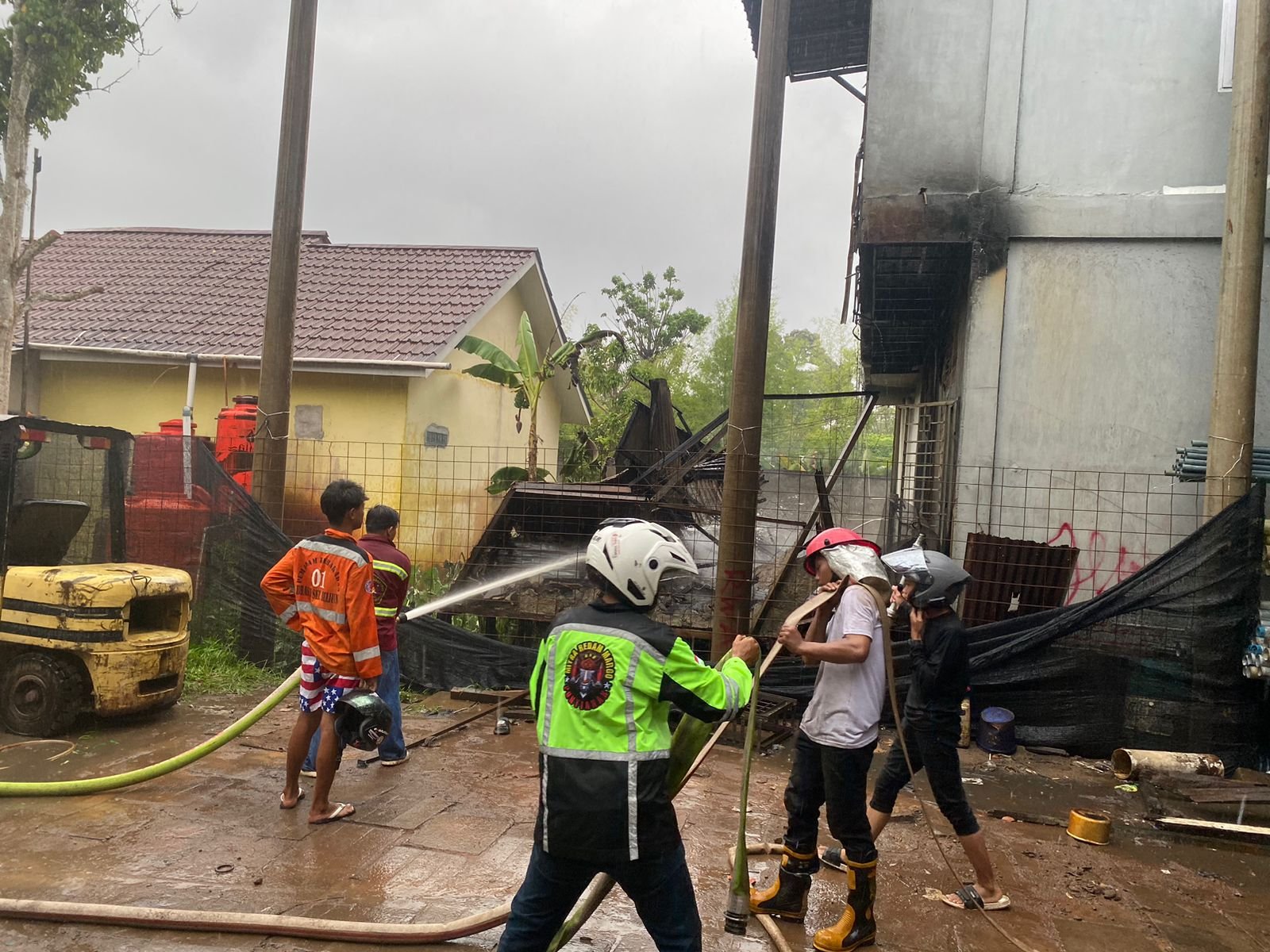 Gudang di Belakang Ruko DS Sungai Kakap Terbakar, Diduga Karena Korsleting Listrik