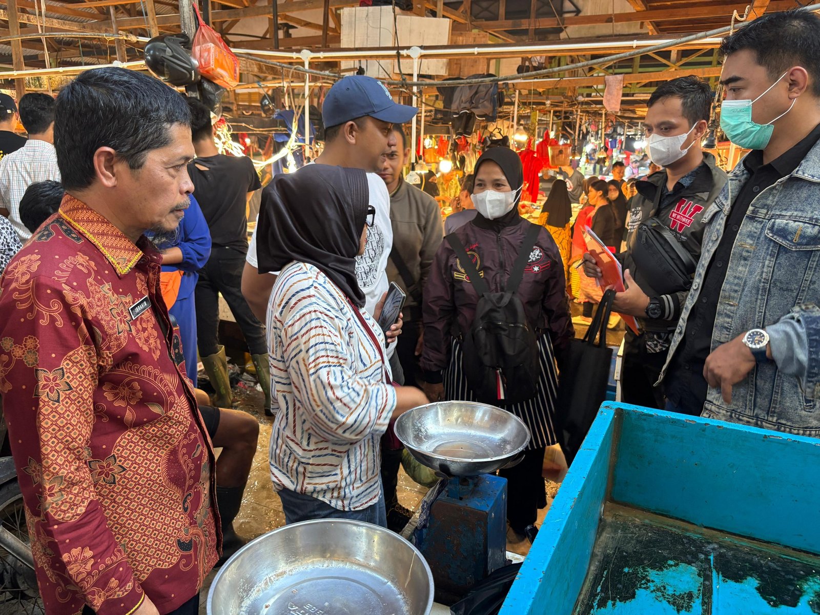 Tim Terpadu Sidak Alat Timbang yang Tak Penuhi Standar Tera di Pasar Flamboyan