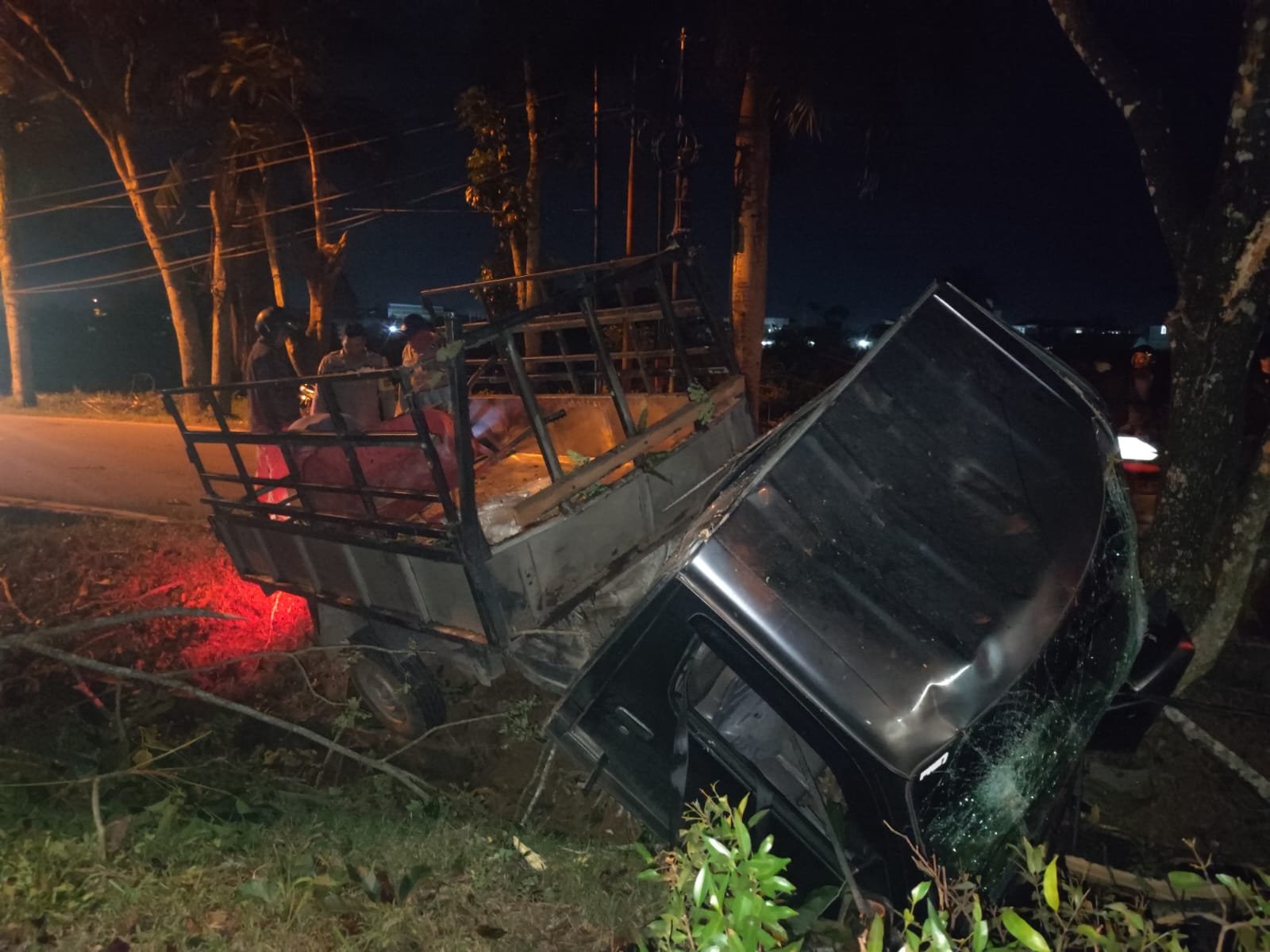 Gran Max Terguling di Jalan Arteri Supadio, Satu Penumpang Kritis