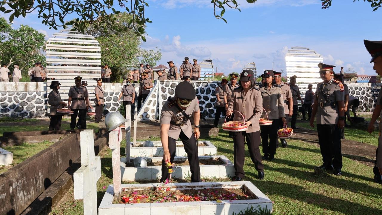 Kenang Jasa Pahlawan, Polres Kubu Raya Gelar Upacara Ziarah ke TMP Dharma Patria