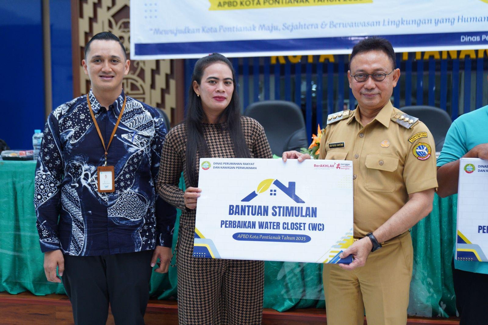 Pemkot Pontianak Gelontorkan Bantuan Bedah Rumah dan WC kepada 324 Keluarga Kurang Mampu