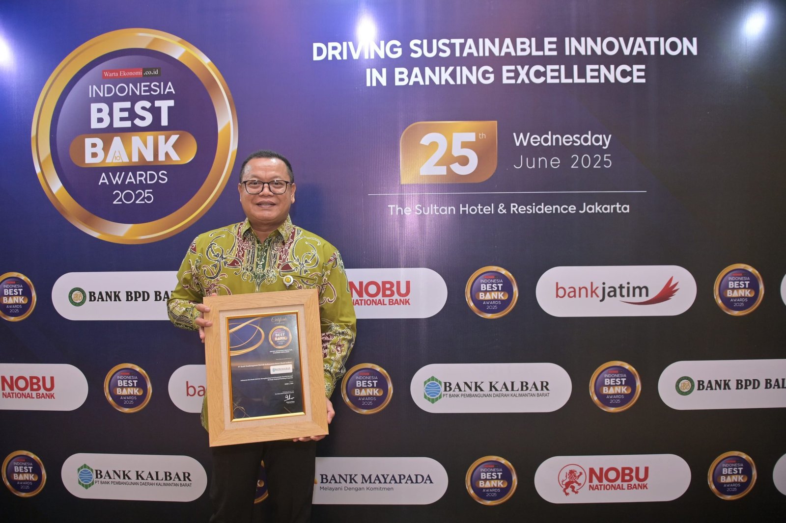 Bank Kalbar Raih Penghargaan Indonesia Best Bank 2025, Rokidi: Penguatan Ekonomi Lokal Jadi Fokus Utama