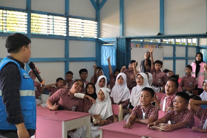 Edukasi Asyik ala PLN: Siswa SD Ketapang Belajar Listrik dan Lingkungan