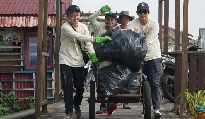 Peringati Hari Lingkungan Hidup, PLN Gelar Aksi Bersih Sungai Kapuas dan Kumpulkan Lebih dari 3 Ton Sampah