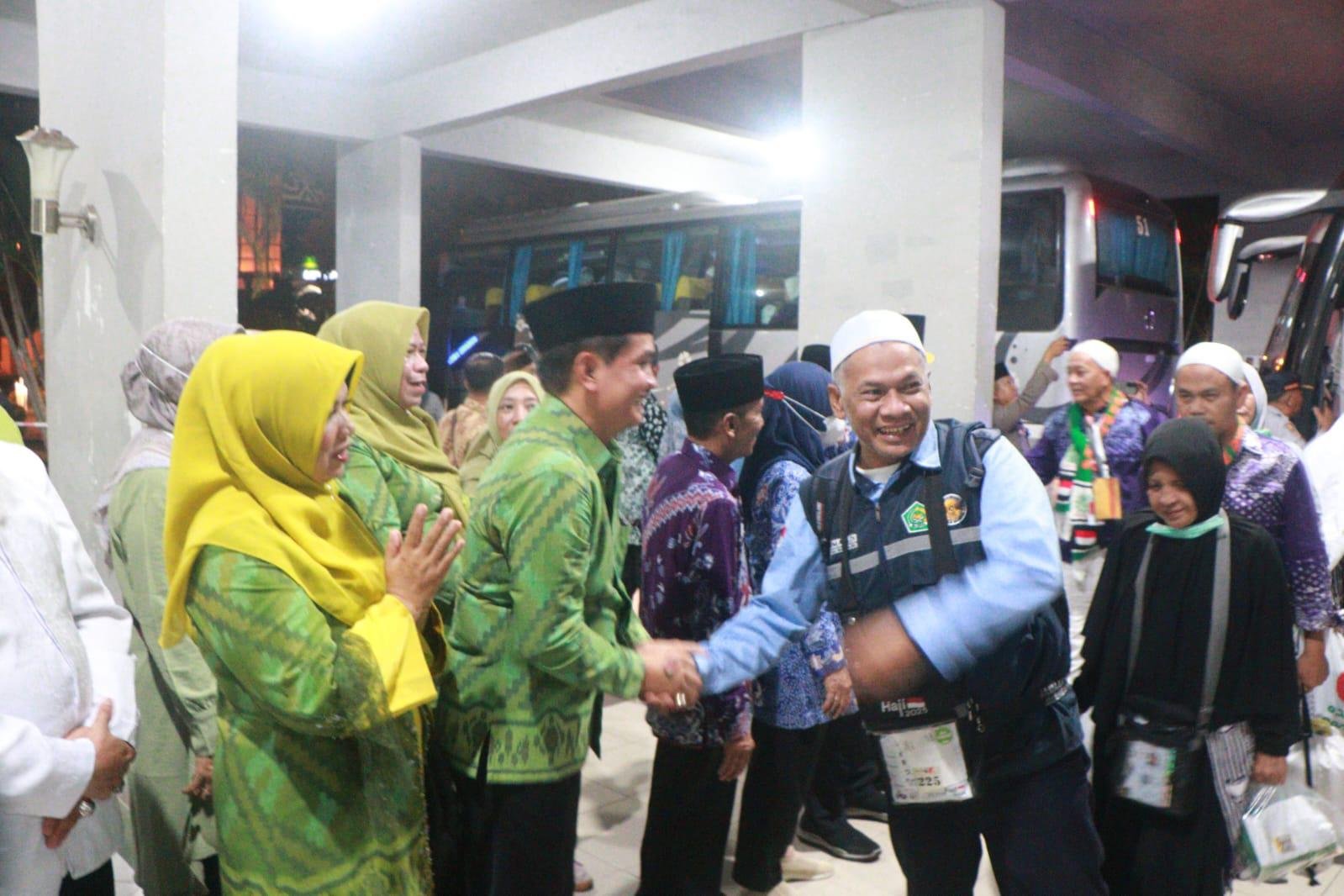 Bahasan Sambut Jemaah Haji Pontianak di Embarkasi Batam: Semua Pulang dengan Selamat dan Sehat