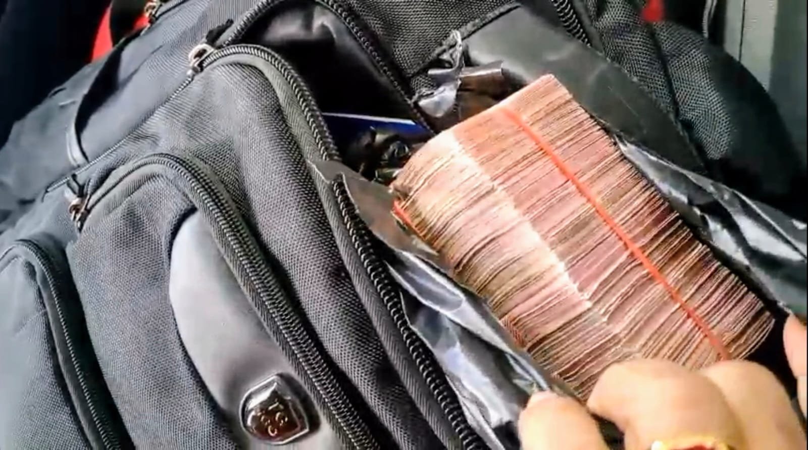 Beredar Video, Tersangka Korupsi Jembatan Timbang Pontianak Bawa Uang Ratusan Juta ke Kejati Kalbar