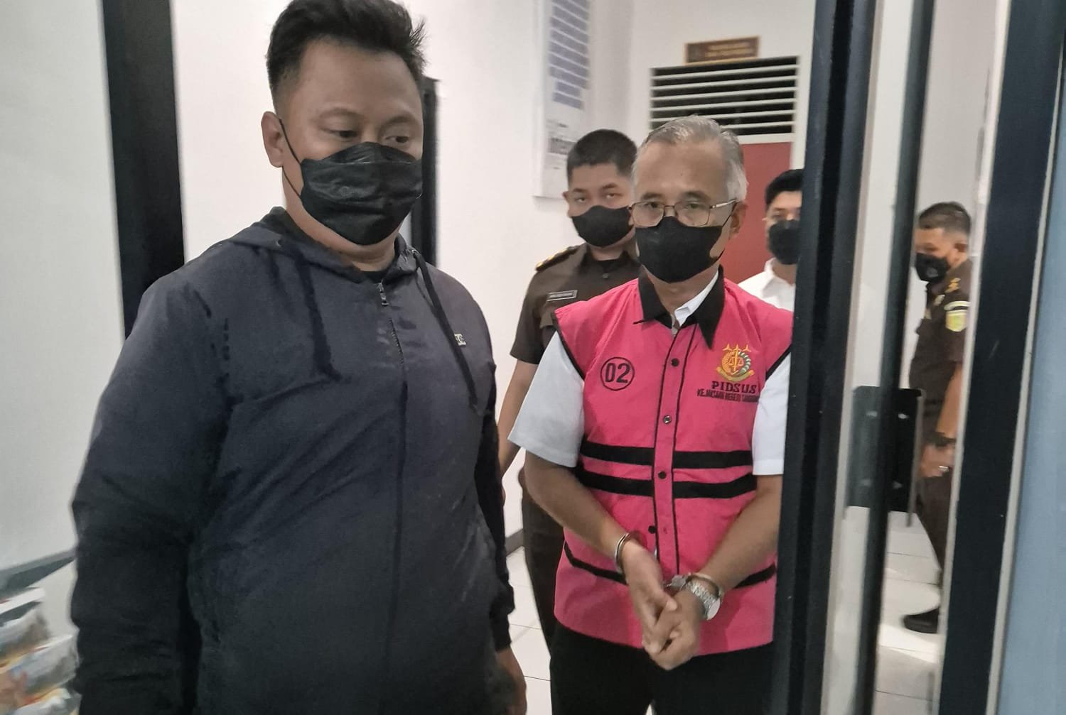 Bekas Pj Wali Kota Singkawang Sumastro Ditahan Terkait Dugaan Korupsi Keringanan Retribusi Rp 3,1 Miliar
