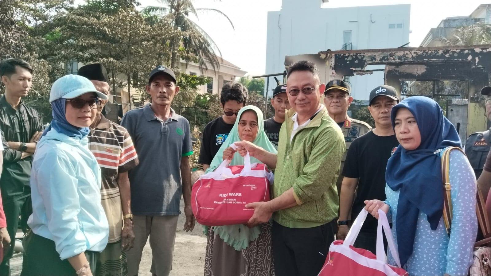 Wako Pontianak Serahkan Bantuan Sandang dan Pangan kepada Korban Kebakaran di Paris 2