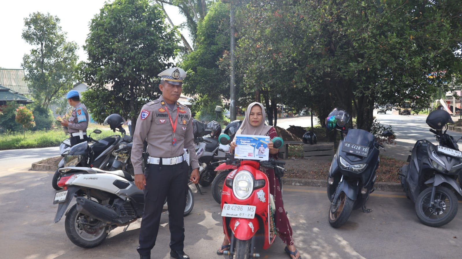 Di Kubu Raya, Berkendara Sambil Gunakan HP Akan Ditilang Polisi