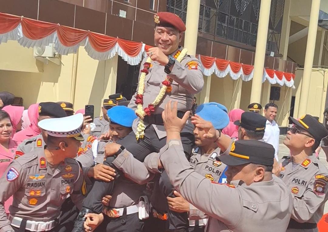 Suasana Haru Warnai Pelepasan Kombes Pol Adhe Hariadi dari Jabatan Kapolresta Pontianak