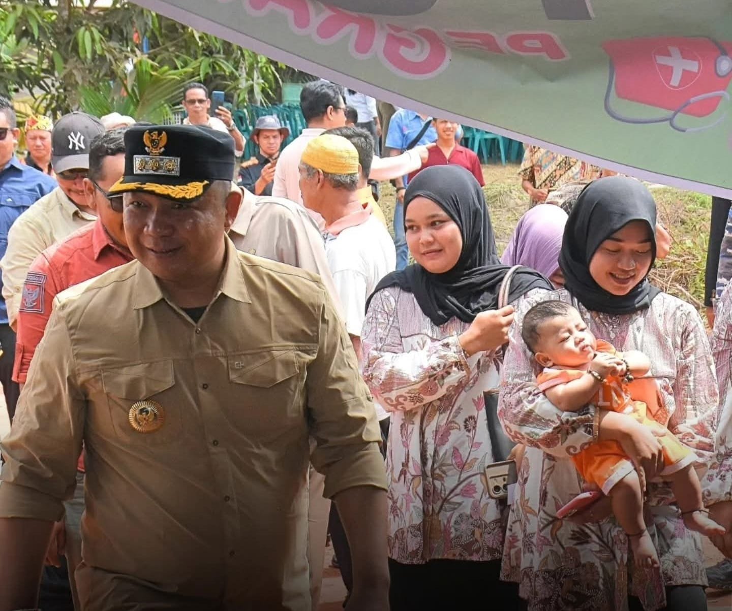 Bupati Ketapang Tinjau Pengobatan Gratis di Desa Danau Buntar