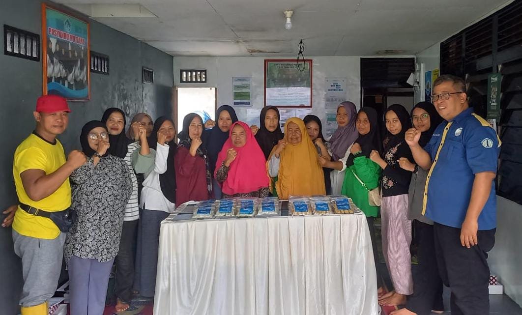 Polnep Latih Ibu-ibu dan Remaja Putri Siantan Hulu Terampil Mengolah Ikan