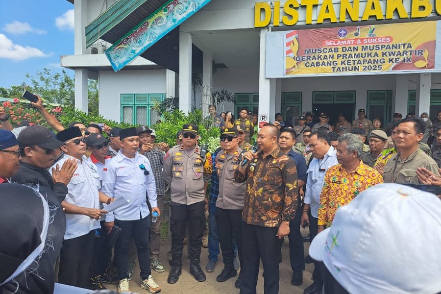 Ratusan Massa Geruduk Kantor Distanakbun Ketapang, Desak Pencabutan Izin PT PIG