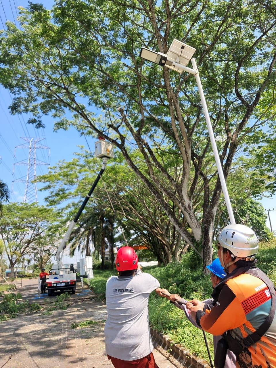 PLN Pastikan Keandalan Listrik Jelang Hari Kemerdekaan, Jalur SUTT Cempaka–Bandara Dibersihkan dari Pohon Kritis