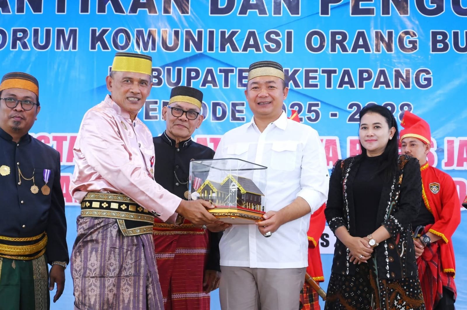 Hadiri Pelantikan DPD FKOB, Bupati Alex Dukung Pembangunan Rumah Adat Bugis