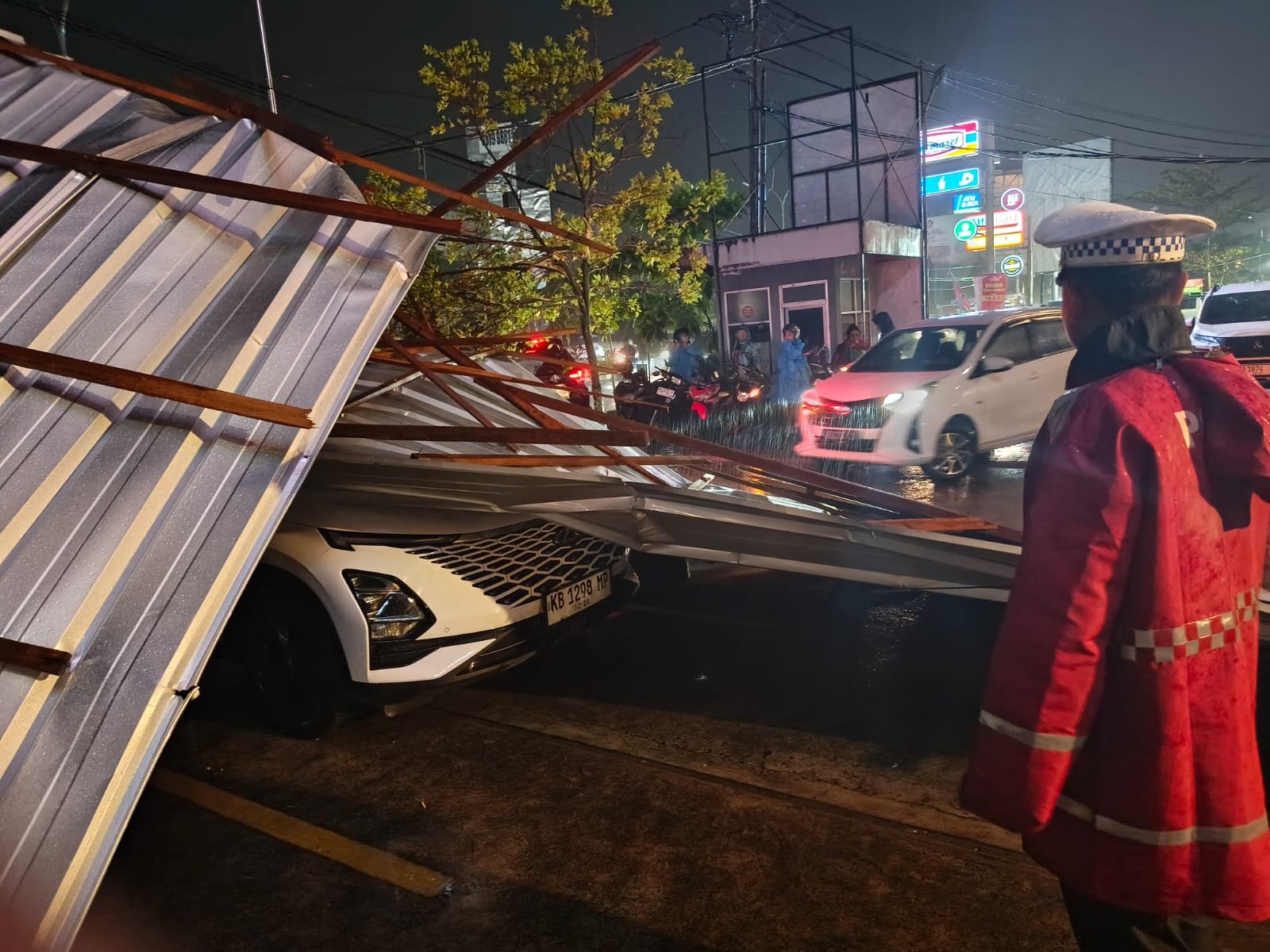 Atap Seng Melayang Akibat Angin Kencang, Hantam Tiga Mobil di Lokasi Pizza Hut Kubu Raya