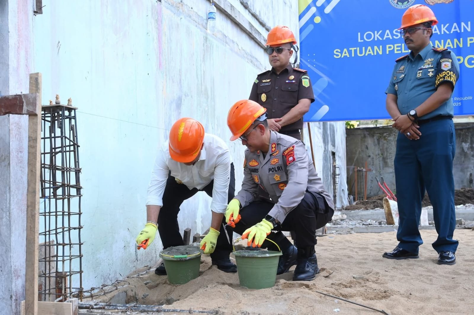 SPPG Polres Ketapang Mulai Dibangun, Bupati Alexander Letakkan Batu Pertama