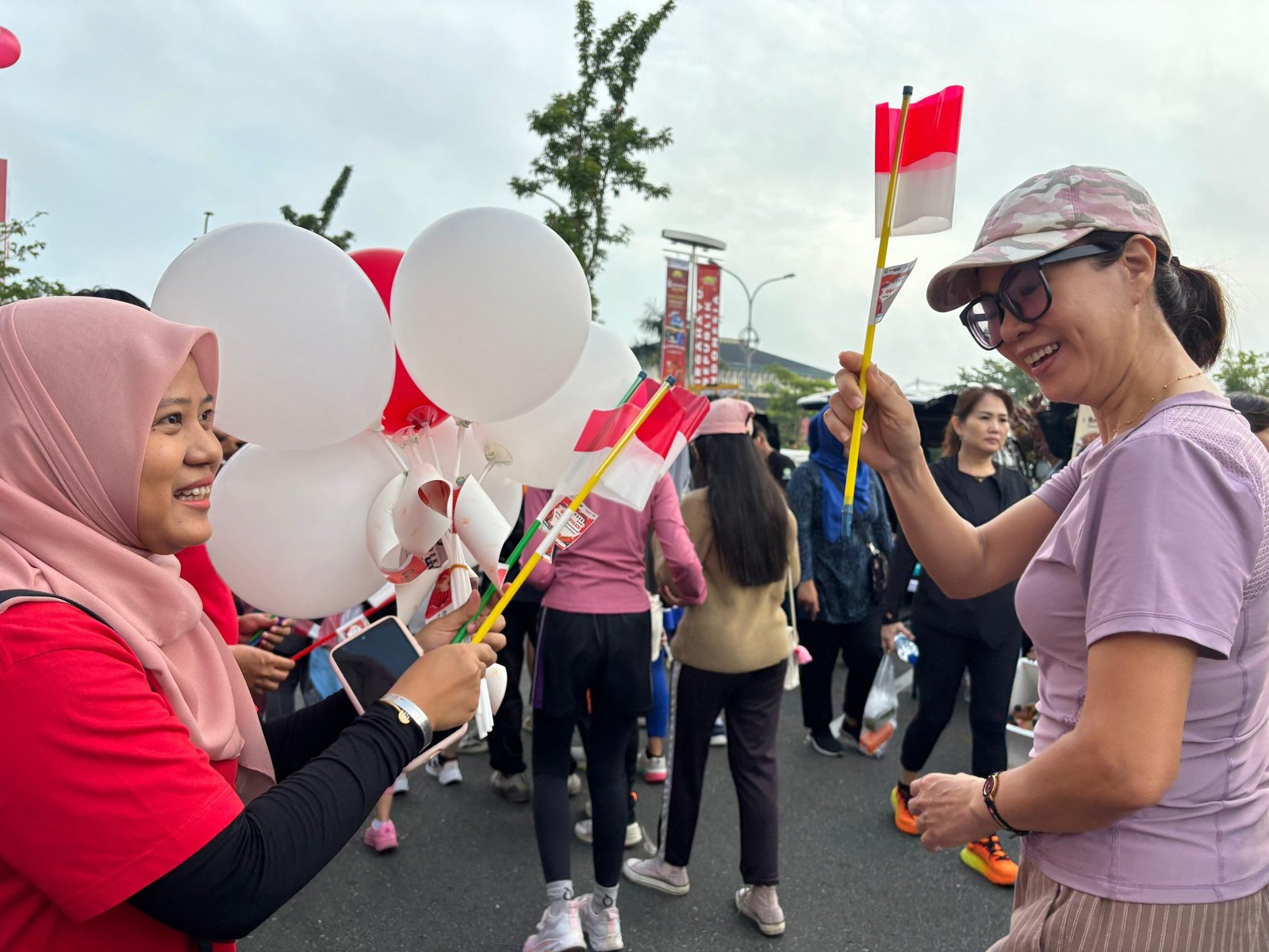 ASN Inspektorat Pontianak Bagikan Bendera Merah Putih dan Pamflet "Tolak Gratifikasi"