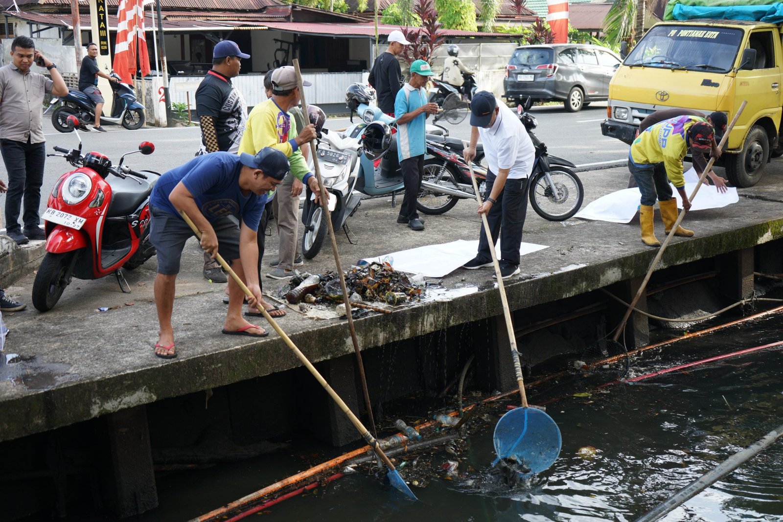 Sekda Amirullah Pimpin Aksi Gotong Royong di Kecamatan Pontianak Kota