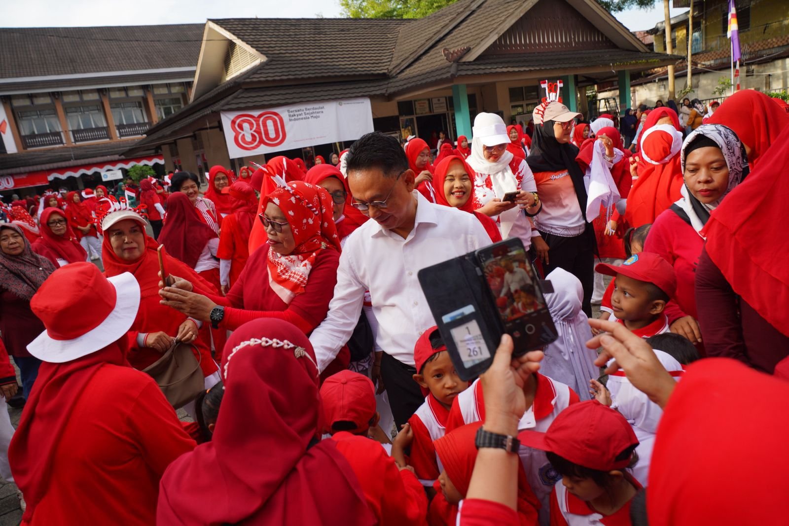 Bagikan 5.000 Bendera Merah Putih, Edi Kamtono Ajak Warga Meriahkan HUT ke-80 RI