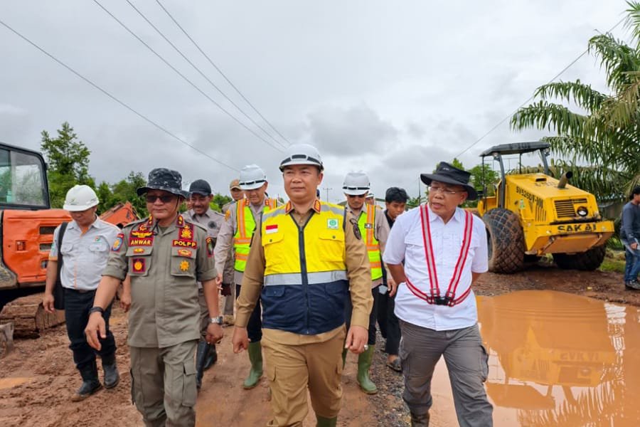 Pemkab Ketapang Pastikan Perbaikan Ruas Jalan Pelang - Kepuluk - Batu Tajam Tepat Waktu dan Sesuai Bestek
