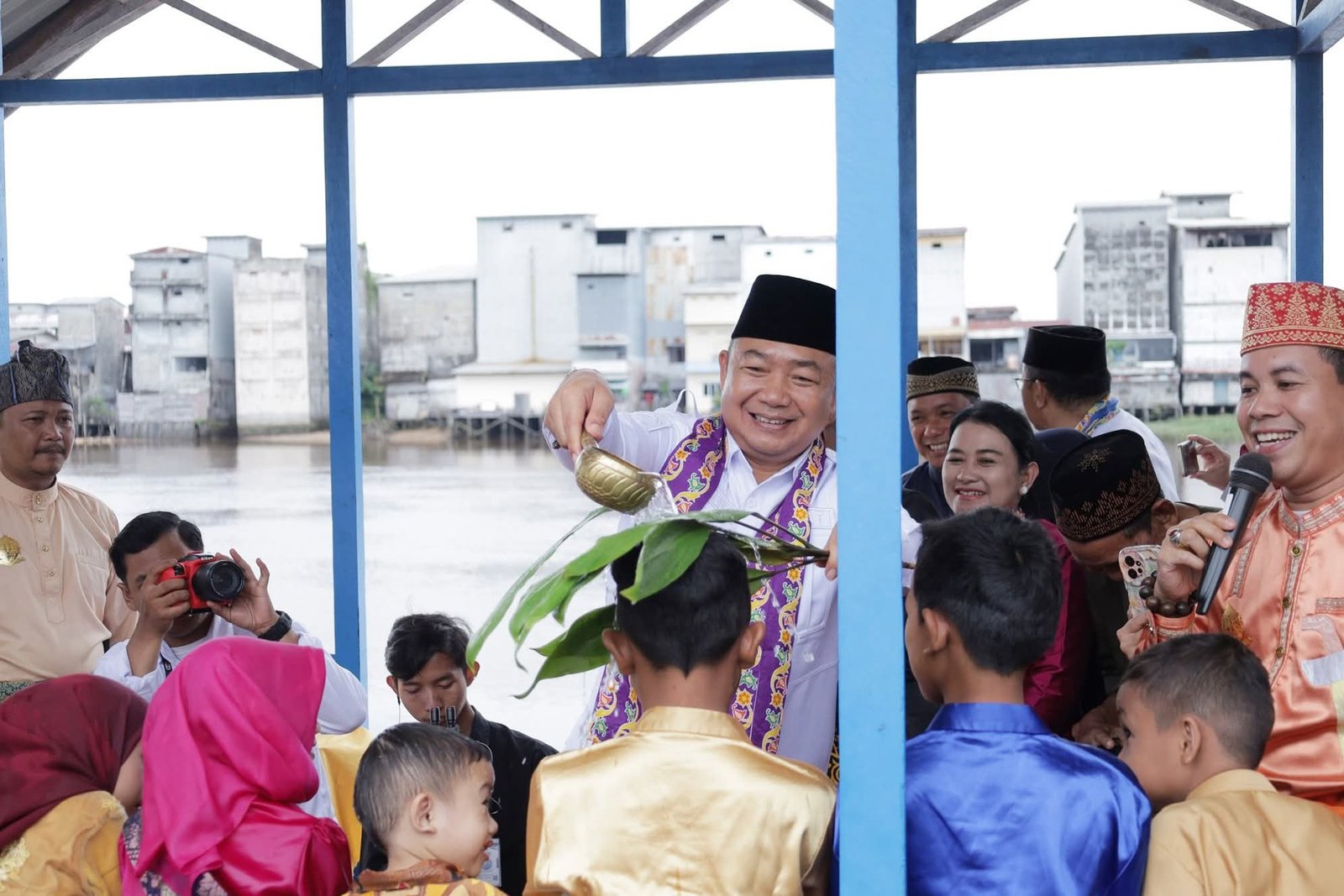 Bupati Alex Hadiri Robo-robo di Ketapang, Jadi Simbol Gotong Royong dan Persatuan