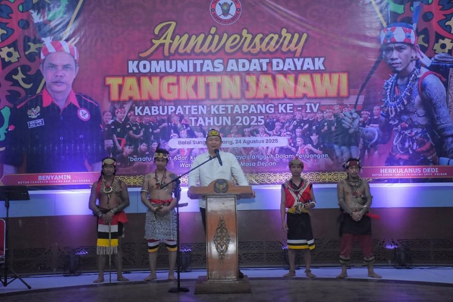 Hadiri Anniversary Komunitas Adat Dayak Tangkintn Janawi, Bupati Alexander: Tetap Jaga Persatuan