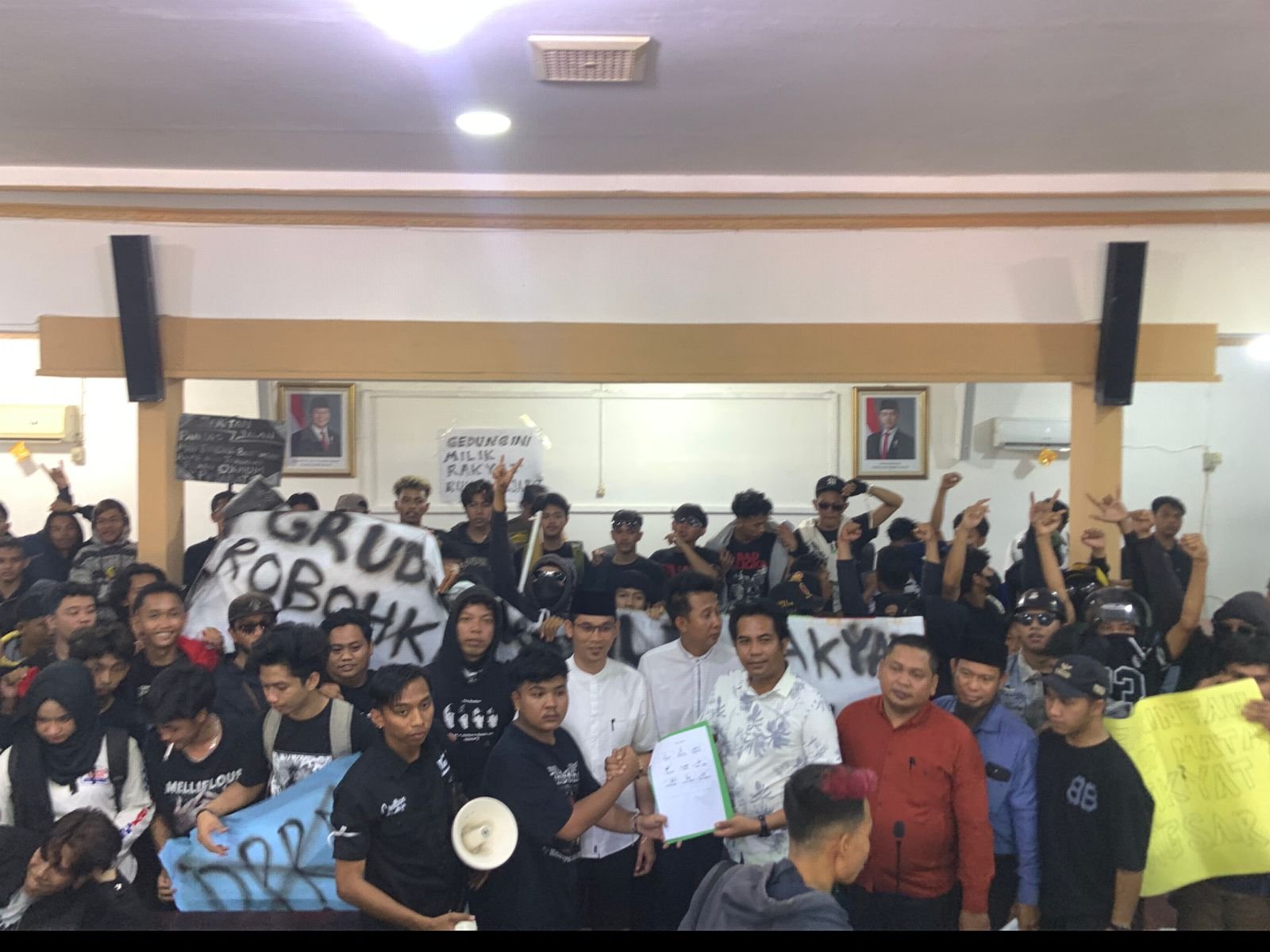 Aliansi Kayong Utara Bergerak Geruduk Kantor DPRD, Minta Perbaiki Jalan, Pendidikan dan Kesehatan