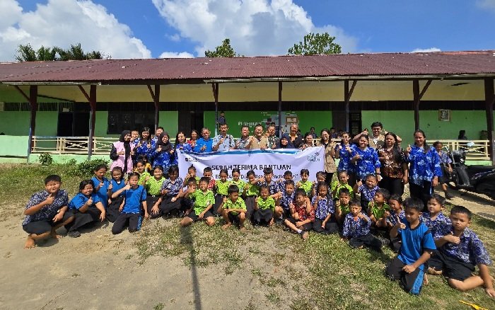 Dorong Digitalisasi dan Peningkatan Pendidikan, PLN UIP KLB Serahkan Bantuan Fasilitas Pembelajaran ke SDN 10 Lumut Bungkang