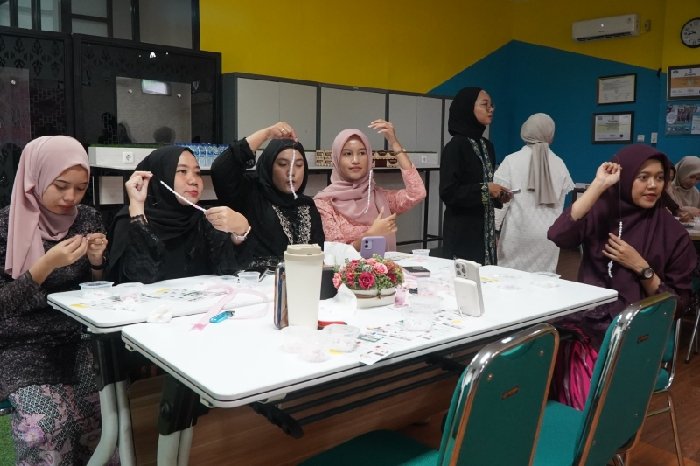 Berbagi Wawasan dan Kreativitas: Upaya Srikandi PLN UIP KLB Warnai Hari Kebaya Nasional