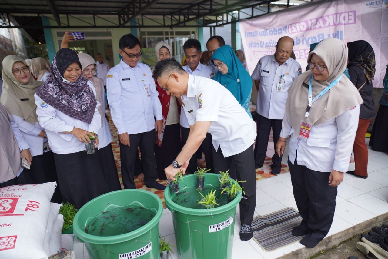 Wali Kota Pontianak Serahkan Bantuan Paket Budikdamber kepada Posyandu Bunga Rampai