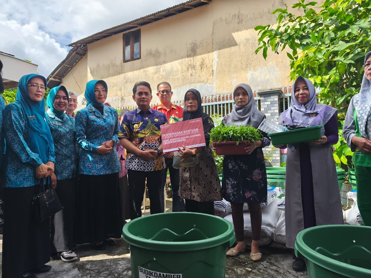Pemkot Pontianak Sebarkan Bantuan Budikdamber kepada 30 Posyandu