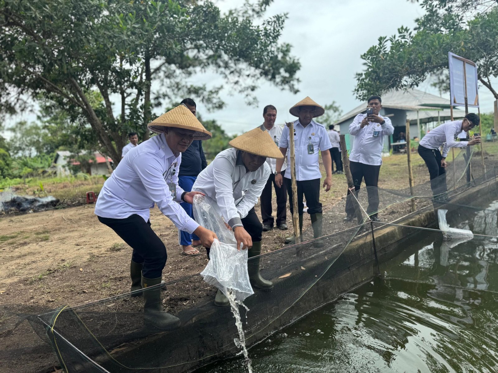 Kepala Kanwil Ditjenpas Kalbar Tebar 1.000 Benih Ikan di SAE Lapas Ketapang