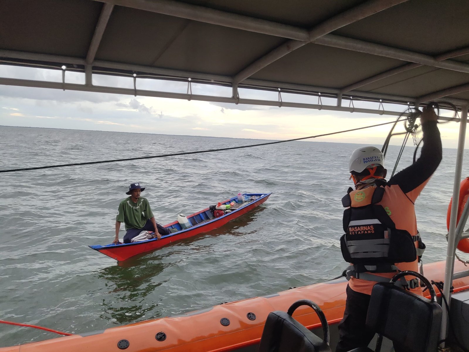 Tim SAR Berhasil Evakuasi Nelayan Ketapang yang Alami Kendala Mesin di Pantai Laut Mati