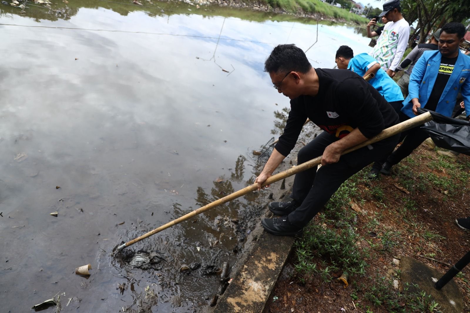 Gotong Totong bersama KNPI, Edi Kamtono Dukung Pemuda Jaga Kebersihan Lewat Aksi Nyata