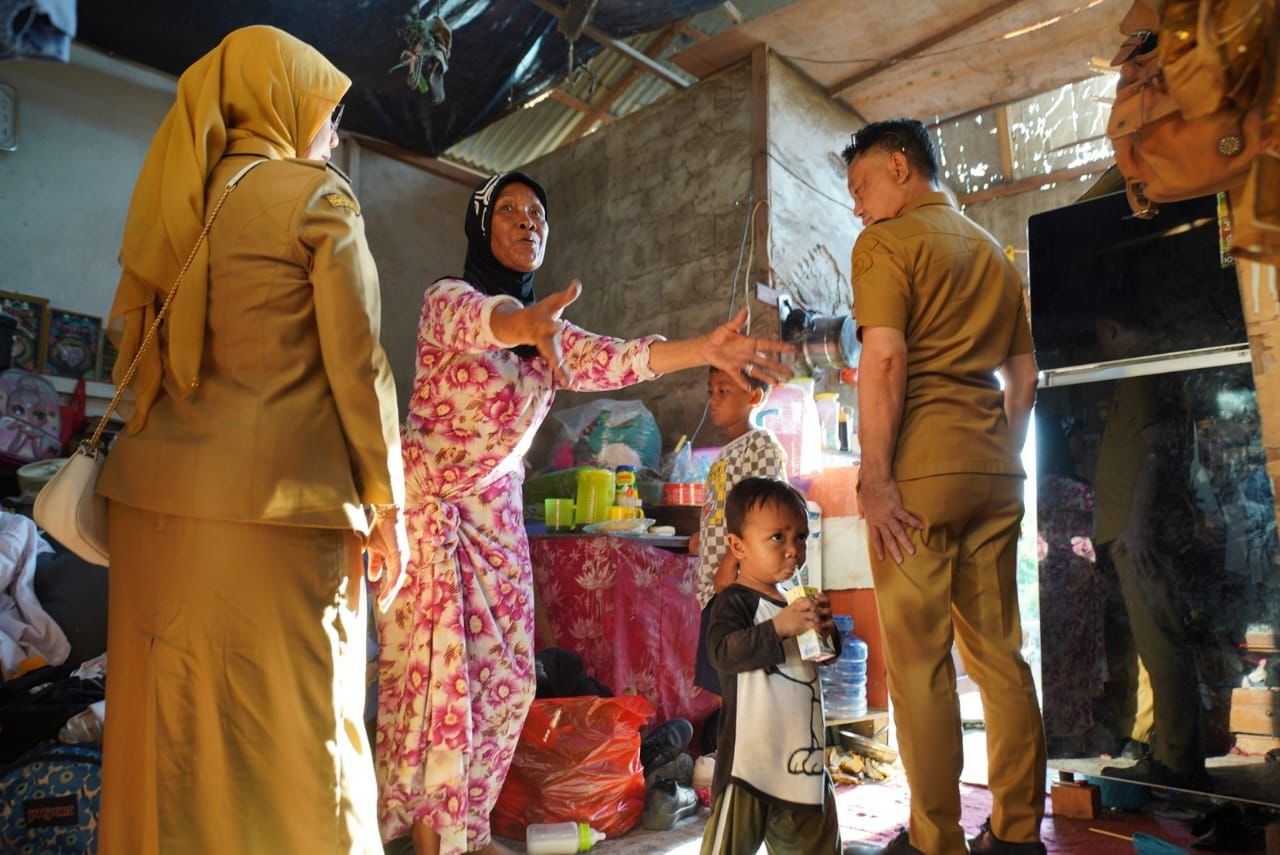 Wako Pontianak Serahkan Bantuan Sandang Pangan kepada Warga Gang Alpokat Indah