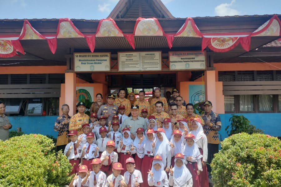 Program Bantuan Seragam Gratis Bupati Ketapang Diapresiasi, Harap Terus Berlanjut