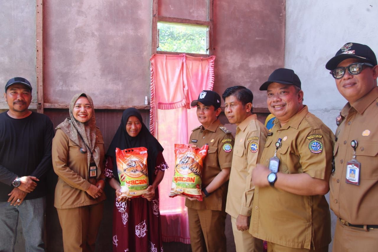 Pemkot Pontianak Salurkan Bantuan ke 381 Petani Terdampak Puting Beliung
