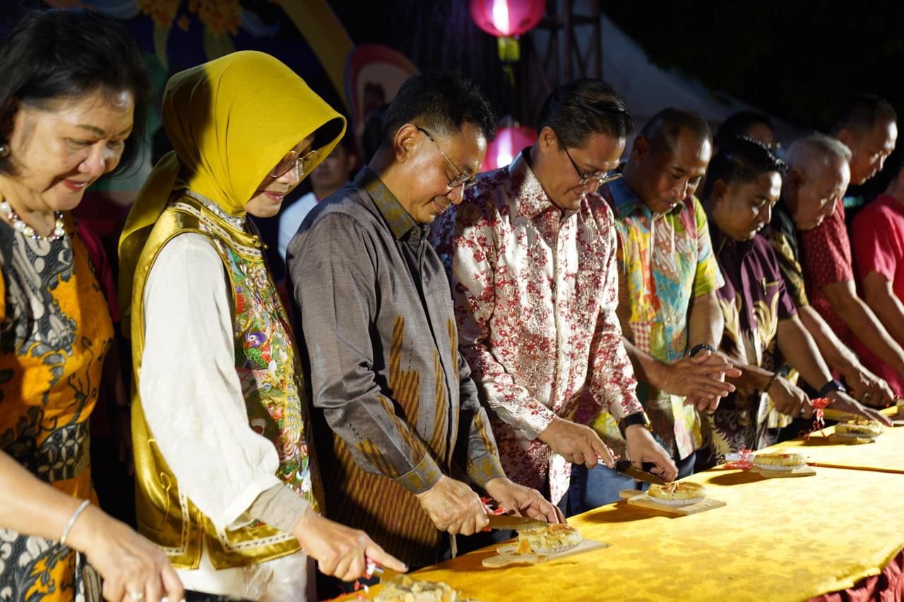 Rayakan Mooncake Festival 2025 di Taman Alun Kapuas, Edi Sebut Festival Kue Bulan Simbol Keharmonisan Warga