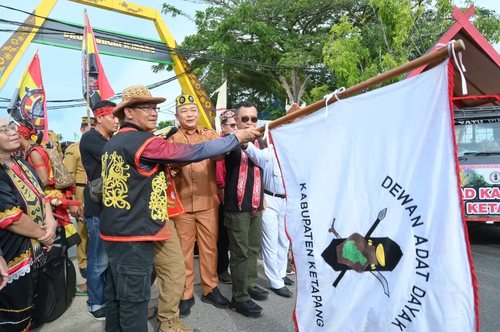 Bupati Ketapang Lepas Karnaval Budaya PSBD 2025: Rayakan Warisan dan Persatuan Dayak