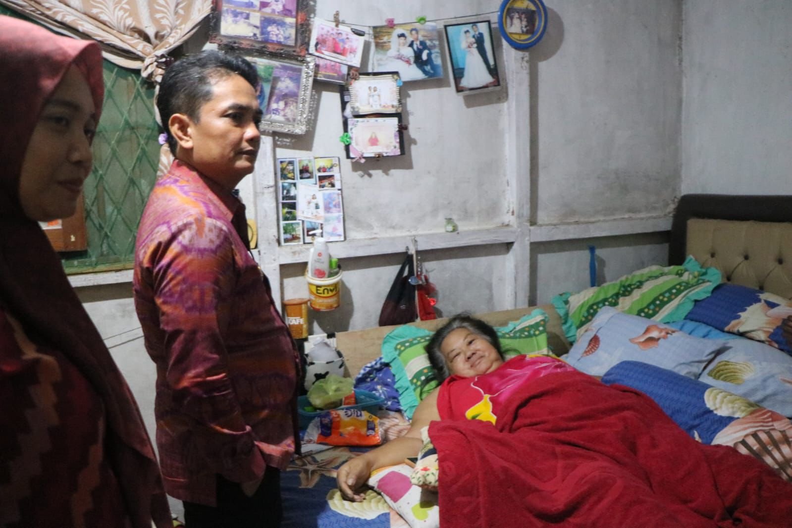 Wawako Pontianak Serahkan Bantuan Kursi Roda untuk Warga Korban Tertimpa Pohon